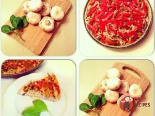 Відкритий пиріг з куркою, грибами та солодким перцем.