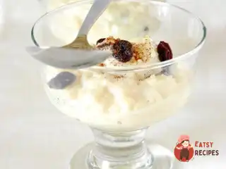 Пудинг з тапіоки з ромом та родзинками