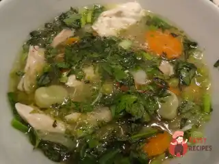 Куряча юшка з овочами
