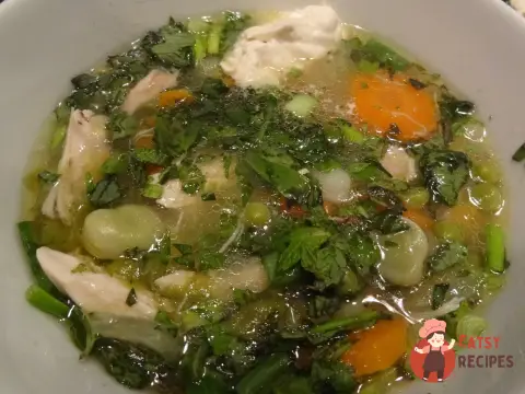 Куряча юшка з овочами