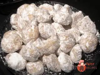 Печені кульки з волоськими горіхами в цукровій пудрі