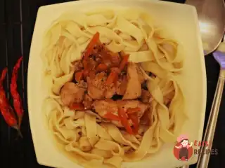 Локшина з гострою куркою
