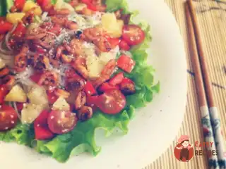 Салат зі смаженими креветками та ананасом