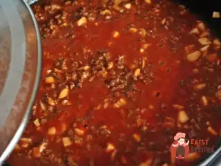 Яловичий фарш з томатами та корицею