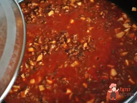 Яловичий фарш з томатами та корицею