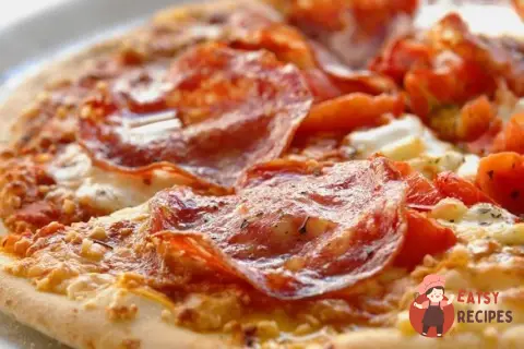 Піца з ковбасою та маринованою цибулею