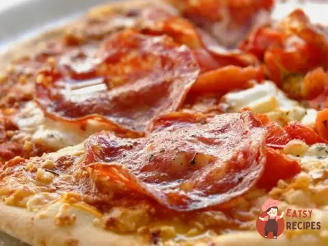 Піца з ковбасою та маринованою цибулею