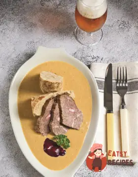 Печене м'ясо у вершковому соусі