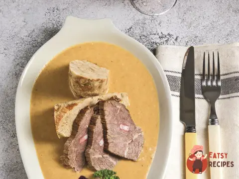 Печене м'ясо у вершковому соусі