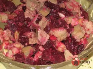 Теплий салат з буряка з курячою печінкою