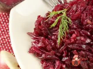 Печений буряк з гірчицею та зеленою цибулею