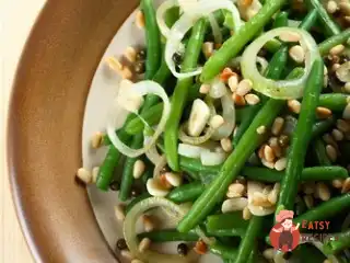 Зелена квасоля з кедровими горішками