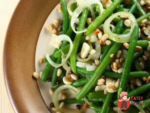 Зелена квасоля з кедровими горішками