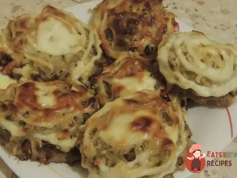Стіжки з фаршем, грибами та тертою картоплею