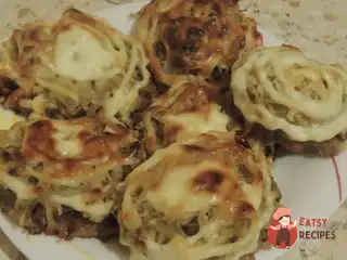 Стіжки з фаршем, грибами та тертою картоплею