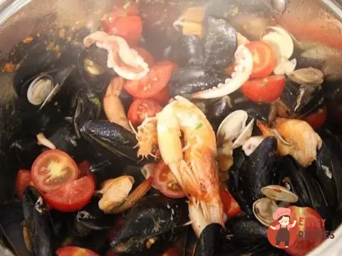 Феттучіні з морепродуктами