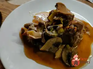 Яловиче серце з шампіньйонами на сковороді