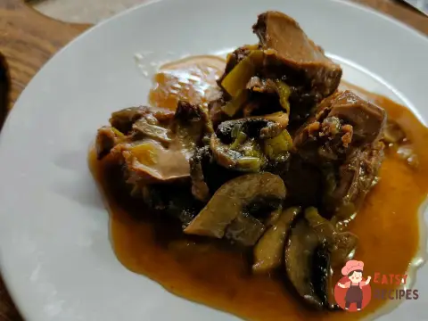 Яловиче серце з шампіньйонами на сковороді
