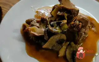 Яловиче серце з шампіньйонами на сковороді