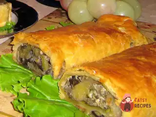 Рулет із листкового тіста з куркою та грибами