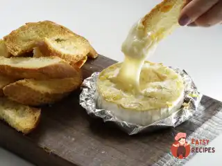 Запечений камамбер із сухариками