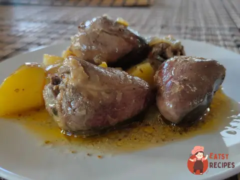 Індичачі серця з цибулею та картоплею