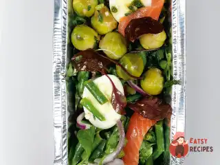 Зелена квасоля з фореллю, яйцями та вершковою брюссельською капустою.