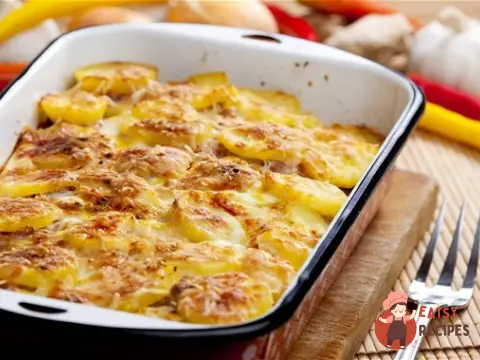 Картопля в духовці з яйцями та мускатним горіхом