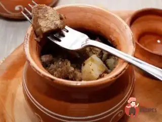 М'ясо з грибами в горщику