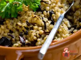 Салат з ячменю, грибів, фети та волоських горіхів