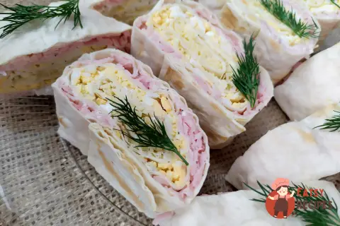 Рулетики з лаваша з шинкою, сиром та яйцем