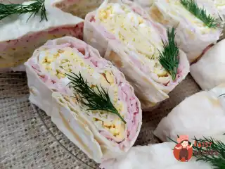 Рулетики з лаваша з шинкою, сиром та яйцем