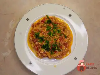 Яєчня з помідорами