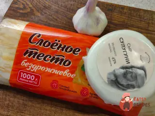 Крок 1: Шаруватий хліб з часником і сулугуні