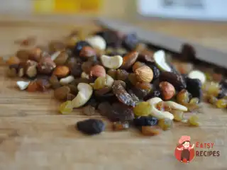 Вівсяні плюшки з горіхами, родзинками та бананом