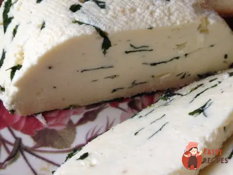 Домашній сир з цибулею та кмином