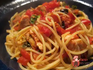 Паста з куркою та грибами