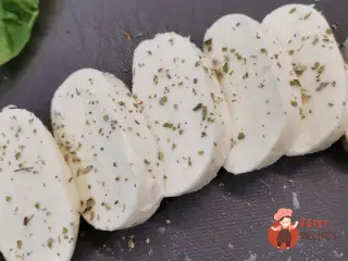 Крок 4: Класичний салат капрезе з майораном