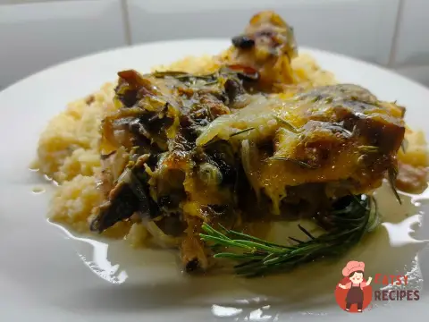 Курка тушкована з грибами та сиром