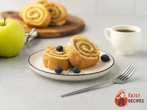 Бісквітний рулет з яблуками