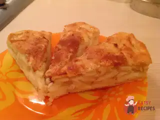 Повітряна шарлотка з корицею та яблуками