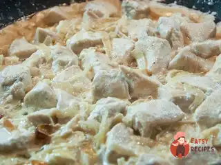 Курячі грудки у вершках із зеленню