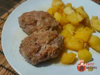 Тушковані курячі котлети з квасолею