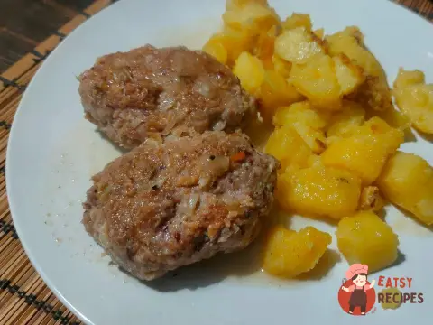 Тушковані курячі котлети з квасолею