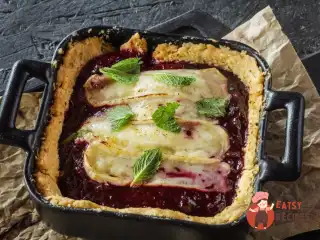 Пиріг з камамбером і пряною сливою