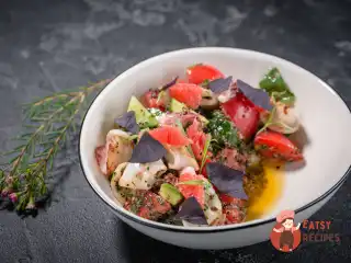 Салат з кальмарами, кіноа та грейпфрутом.