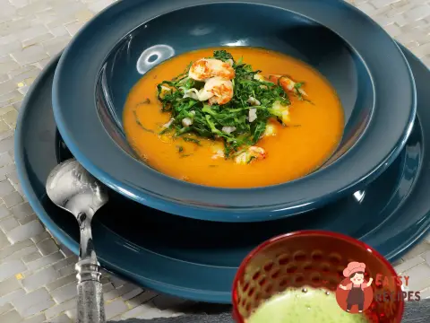 Чаудер з креветками, раками та савойською капустою