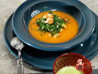 Чаудер з креветками, раками та савойською капустою