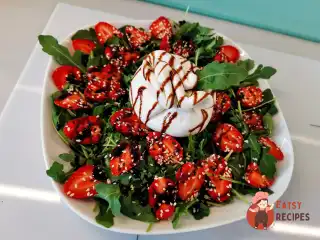 Салат з бурратою та полуницею