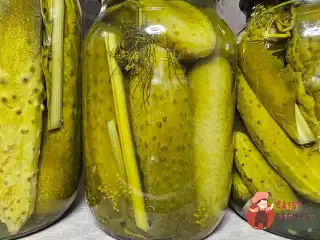 Огірки, мариновані з листям дуба та смородини